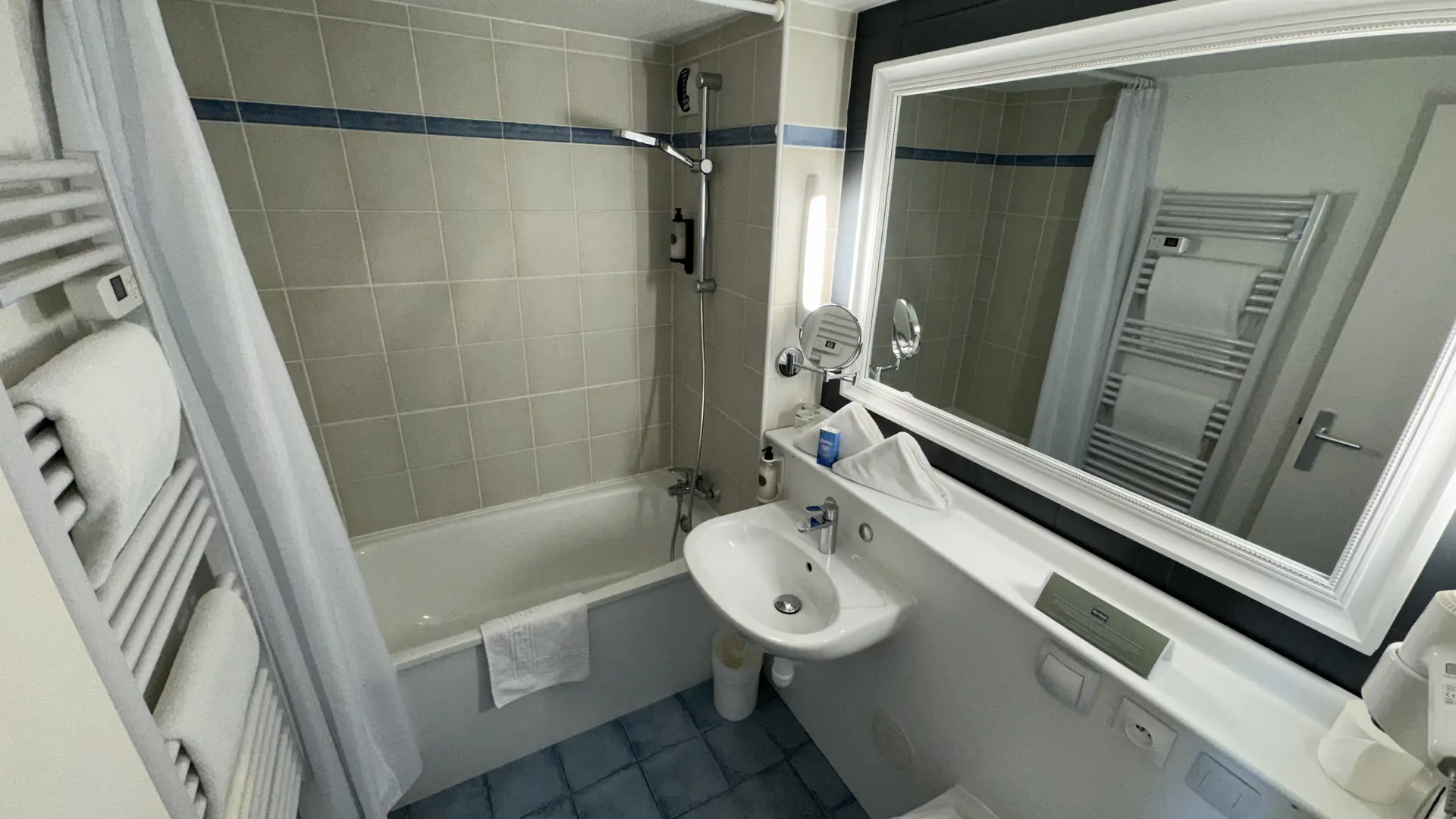 SALLE DE BAIN - CHAMBRE STANDARD