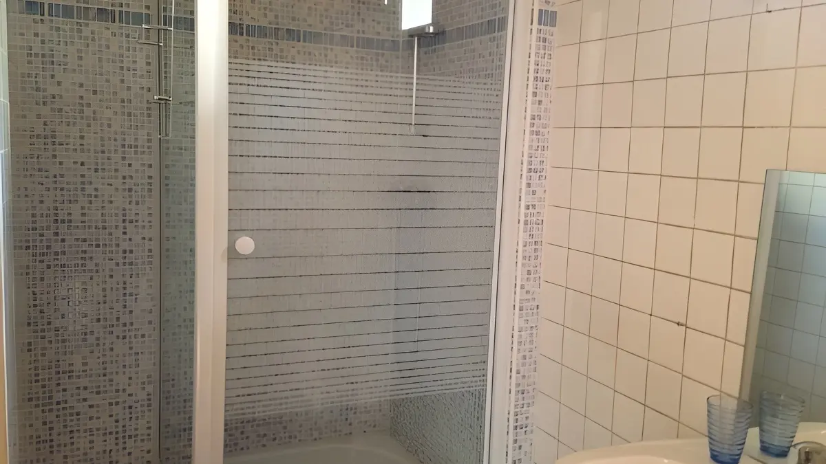 Marie-Paule-et-Thierry-Briand-chambre-d-hotes-centre-ville-de-Lisieux-Salle-de-douche