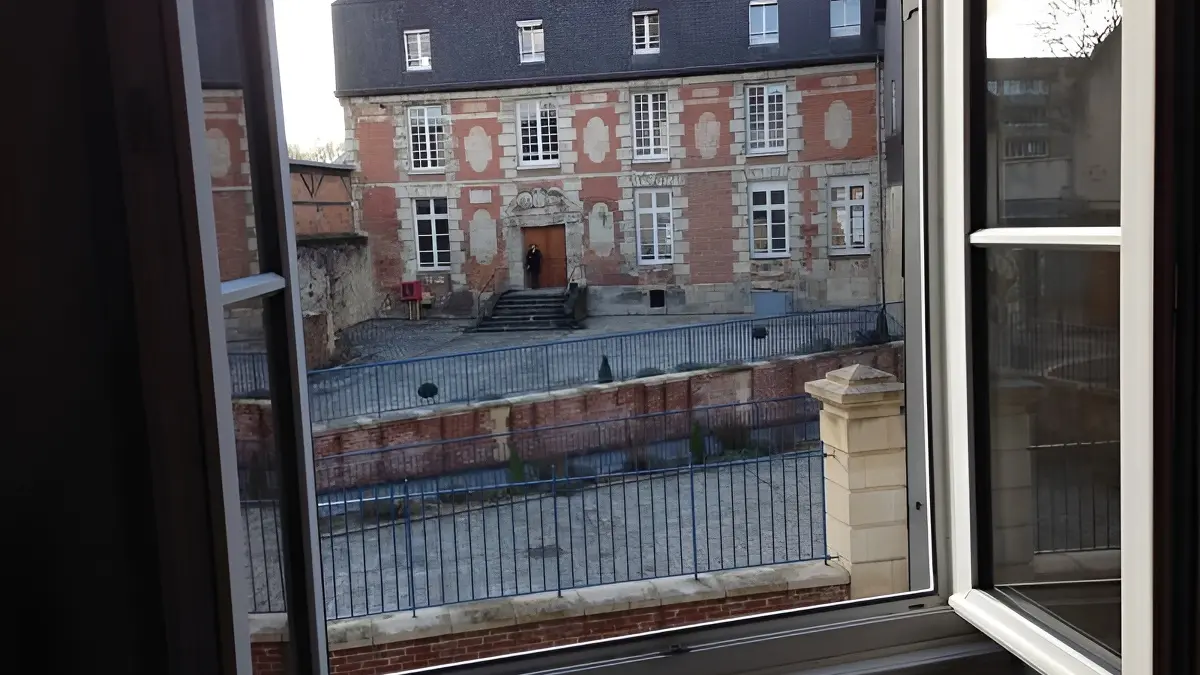 Marie-Paule-et-Thierry-Briand-chambre-d-hotes-centre-ville-de-Lisieux-Vue-sur-la-rue