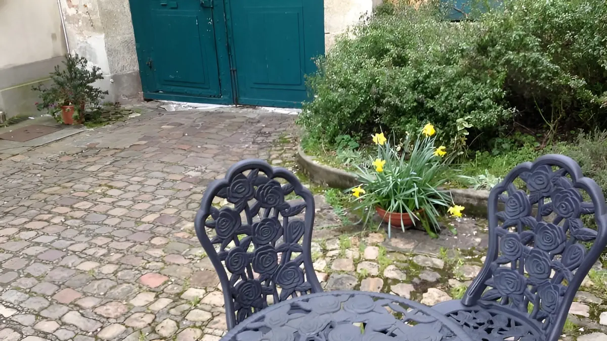 Marie-Paule-et-Thierry-Briand-chambre-d-hotes-centre-ville-de-Lisieux-table-de-jardin