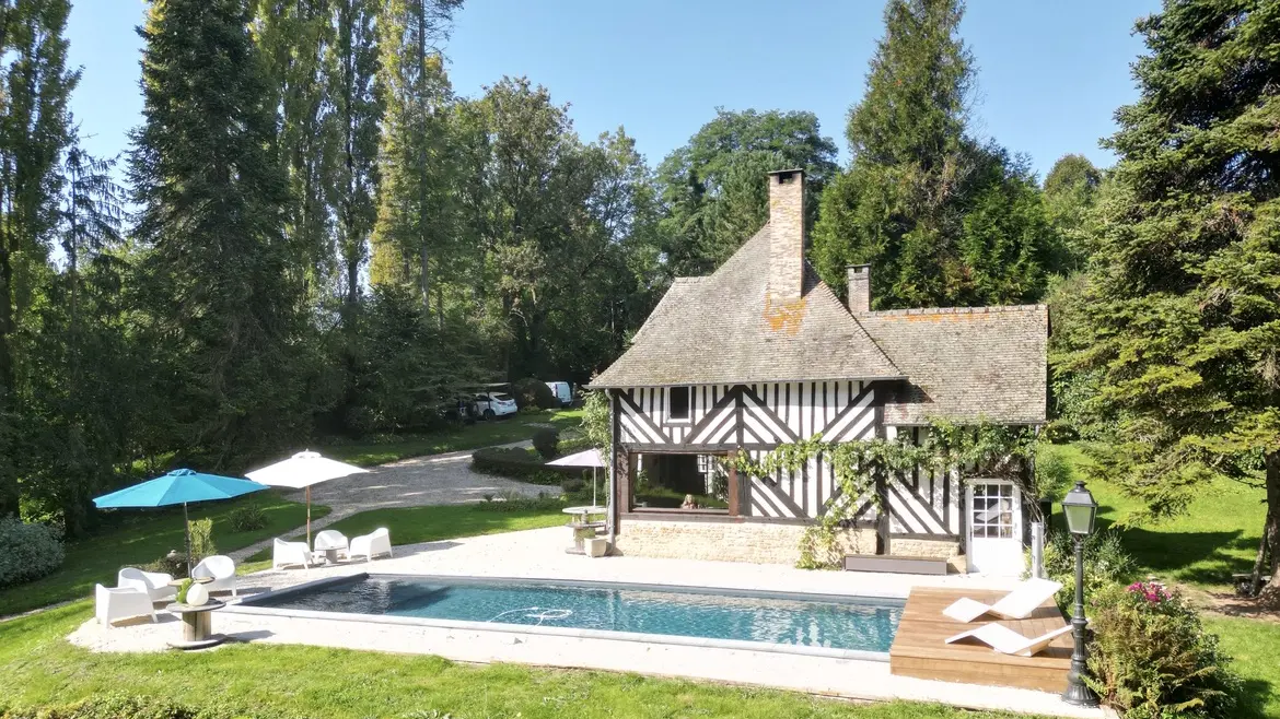 Piscine 12 x 4 sans vis à vis avec terrasse et vue sur le jardin et les boucles du ruisseau de Lecange.