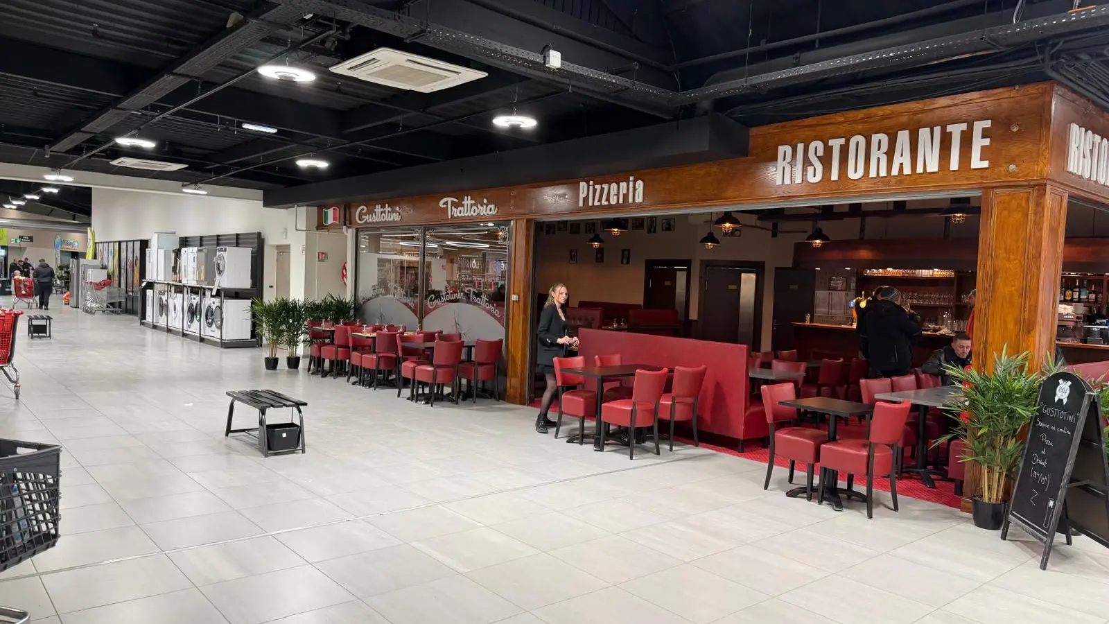 Admirez la façade accueillante de Gustotini Trattoria, votre escale gourmande