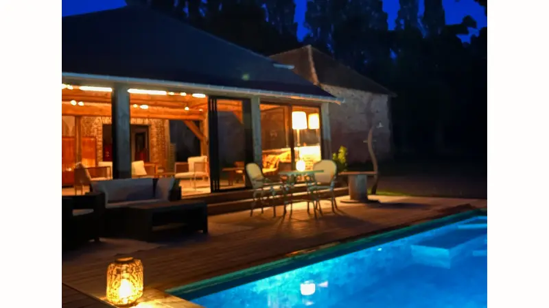 Le Préau et la piscine