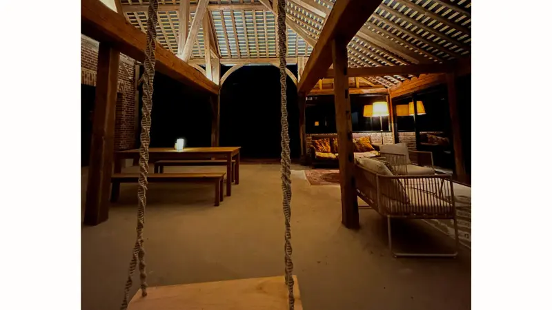 Le Préau et la piscine