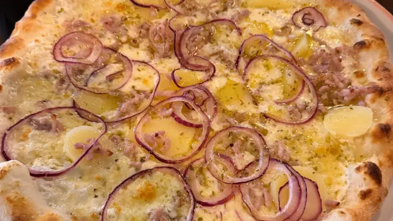 Découvrez la Pizza Savoyarde de Gustotini Trattoria, faite maison.