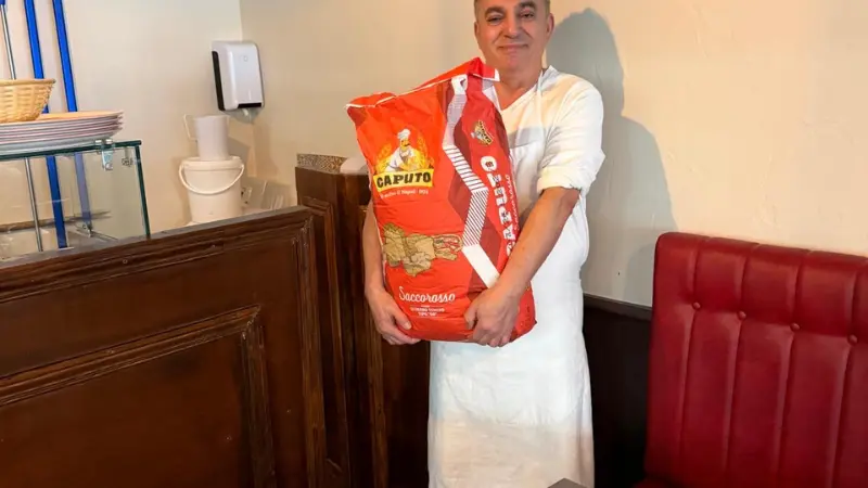 À Gustotini, tout commence par la farine et le savoir-faire du pizzaiolo
