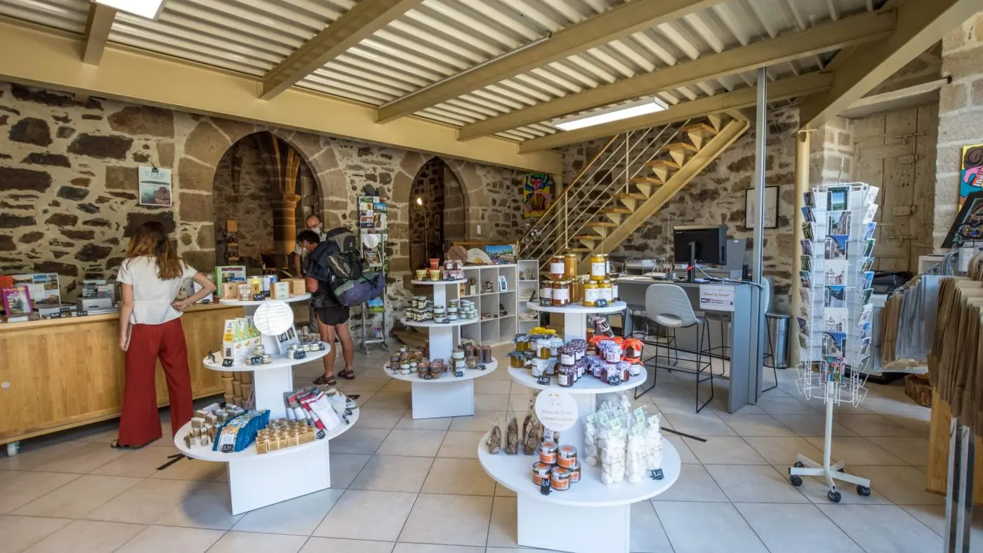 Boutique-Office-de-Tourisme-de-Tulle-©OT-Tulle-en-Correze-10-1400x933