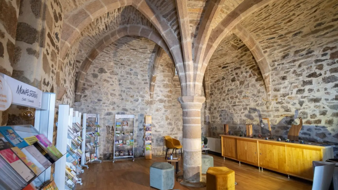 Boutique-Office-de-Tourisme-de-Tulle-©OT-Tulle-en-Correze-1400x933