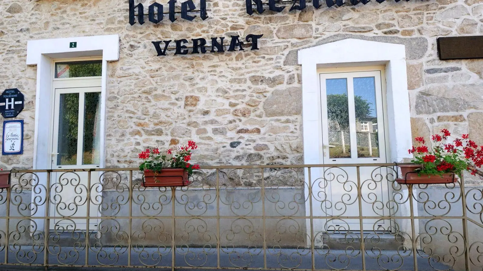 hotel-restaurant-vernat-facade-favars-053101