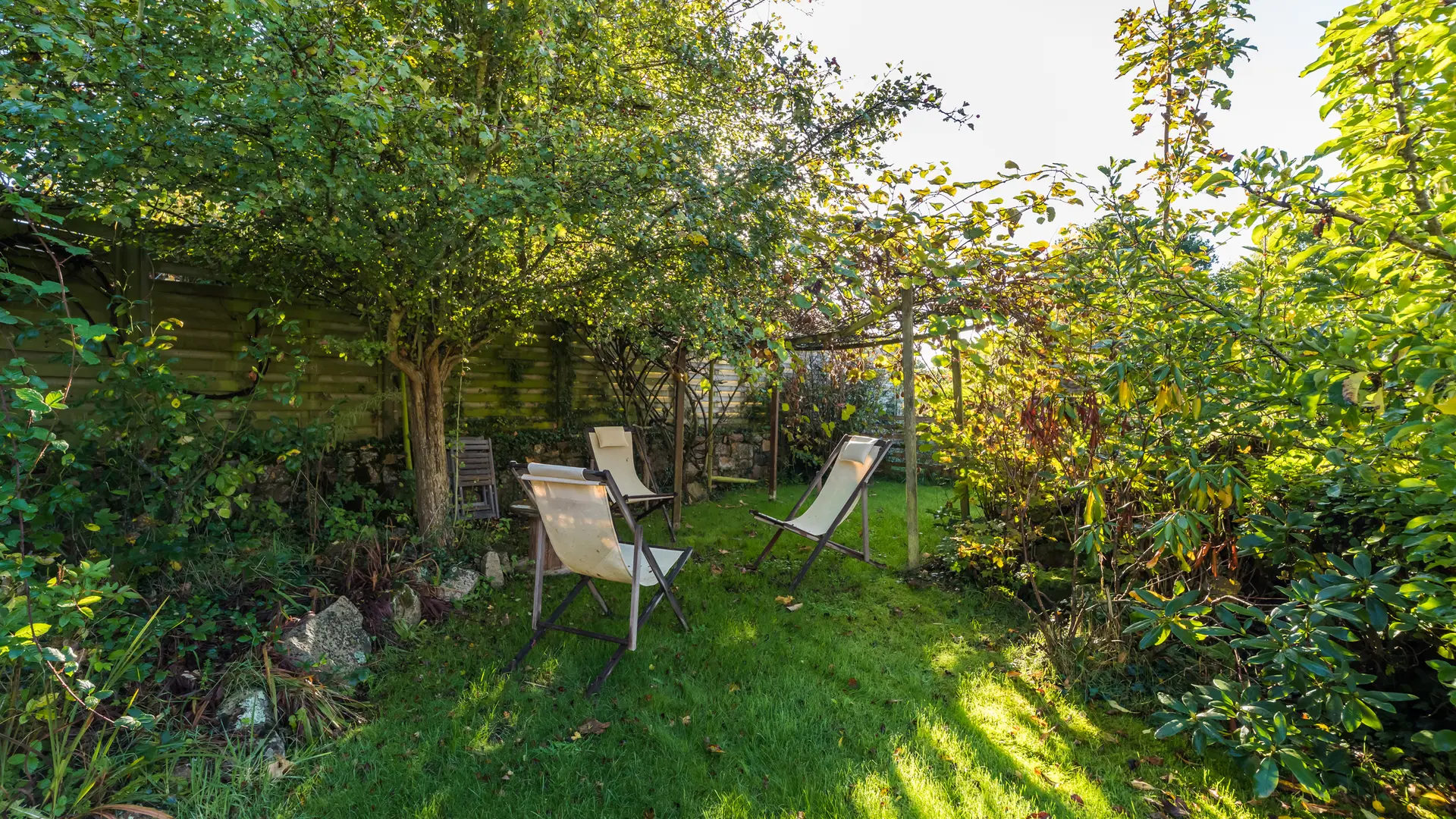 des lieux de repos au calme dans le grand jardin