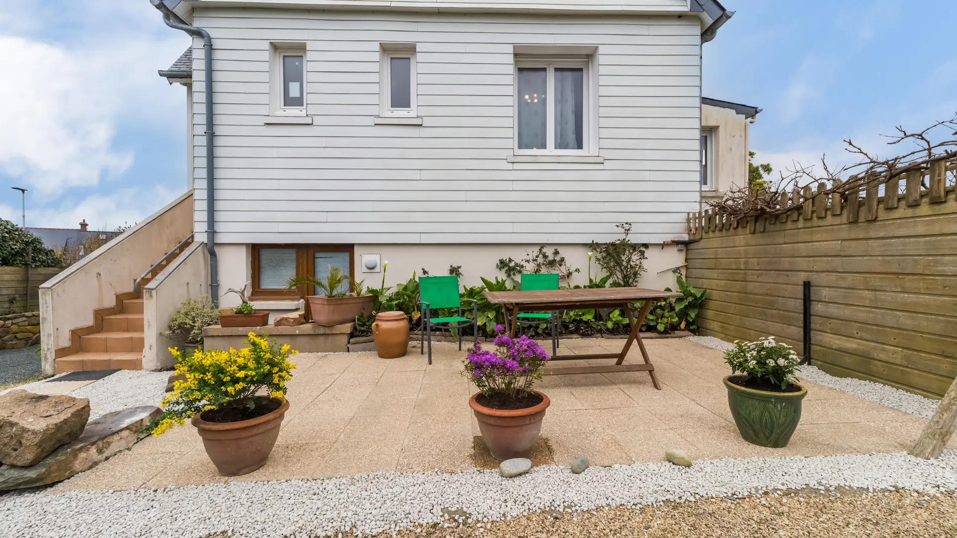 vue terrasse et accès par l'escalier exterieur