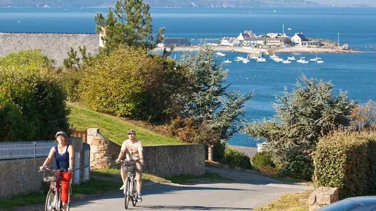 Couple à velo au bord de mer
