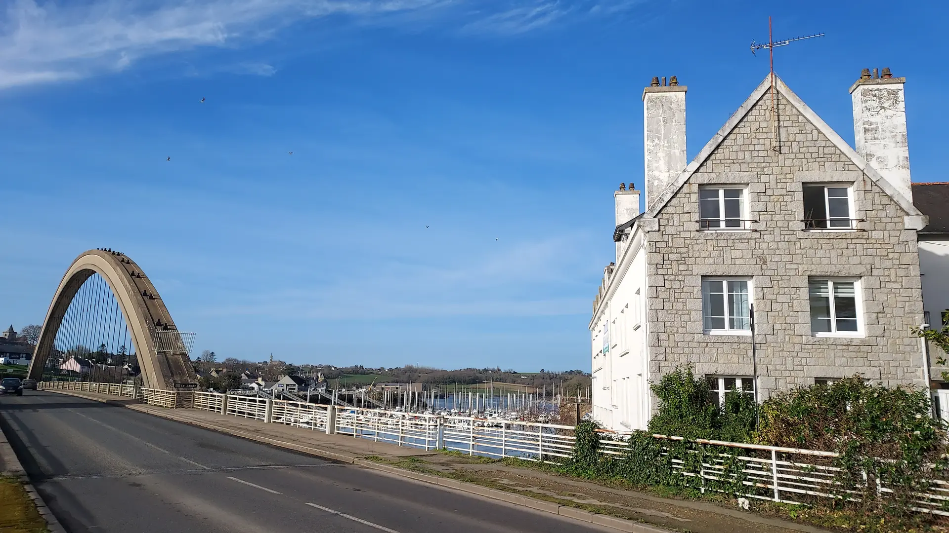 Vue Extérieur - la rivière et le pont Canada