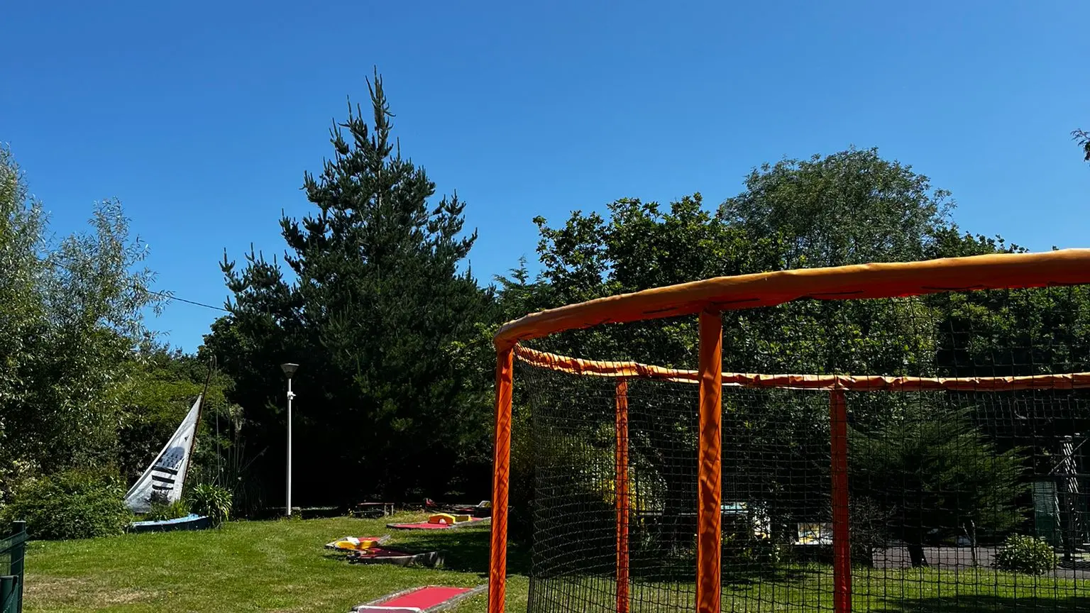 Aire de jeux, mini-golf et trampoline