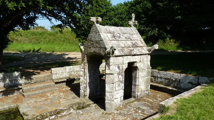 Fontaine-de-Plouzelambre-730x516