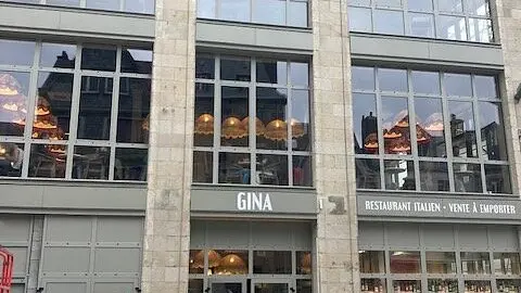 Gina vue-de-la-place