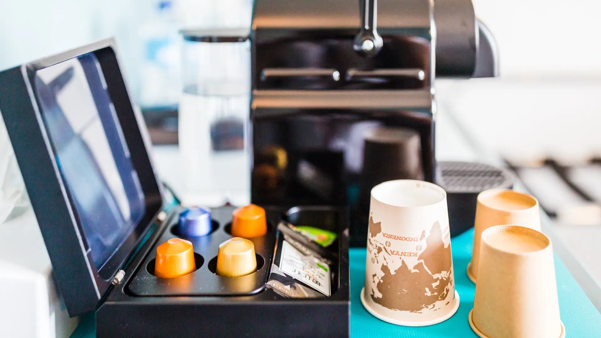 Hotel-Aigue-marine-2019--281----Machine-a-expresso-Boite-a-capsules-3