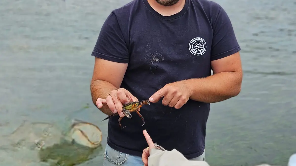 Florian avec une étri lors d'une sortie pêche à pied