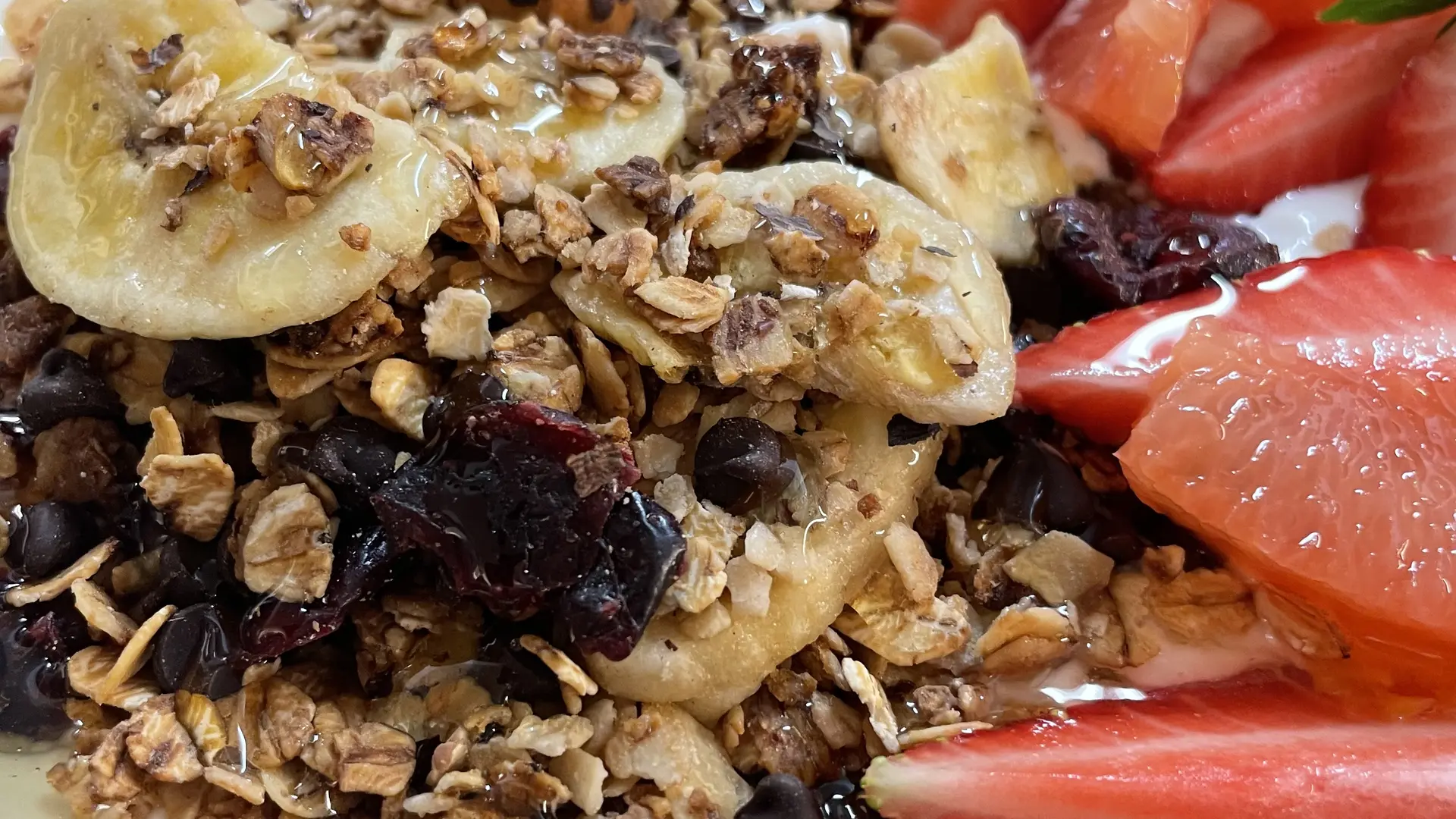 Granola de saison avec fromage blanc, avoine, pépites de chocolat noir