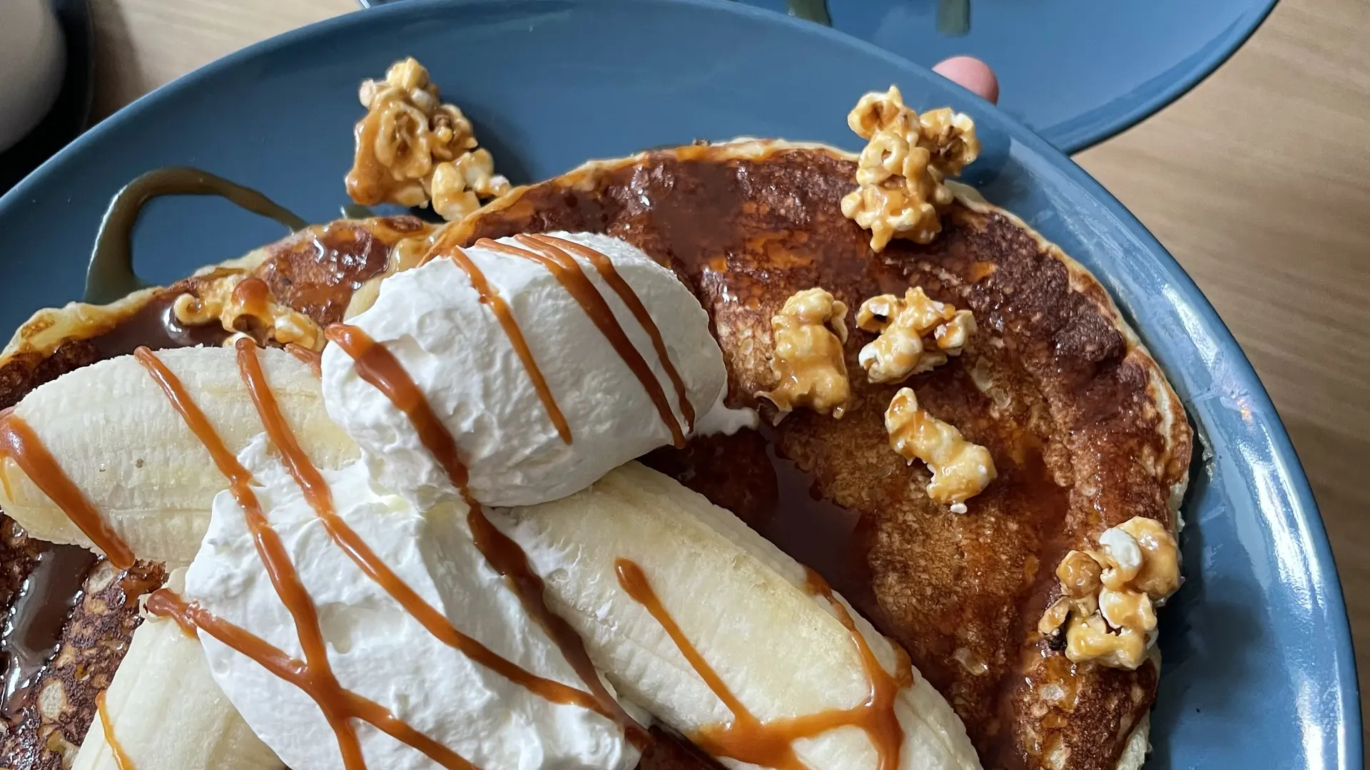 Pancakes sucrés banane, chocolat noir, pop corn caramélisés