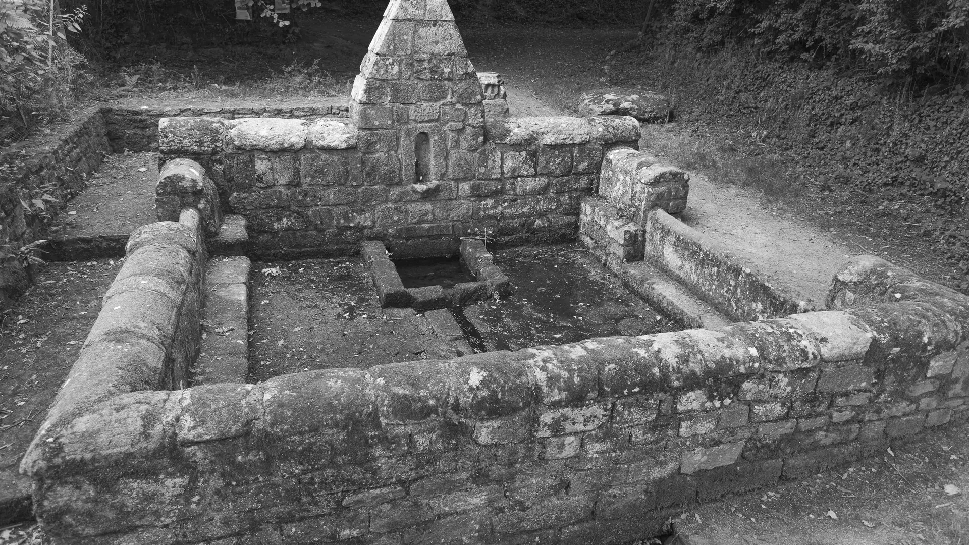 La fontaine de Maudez et noir et blanc