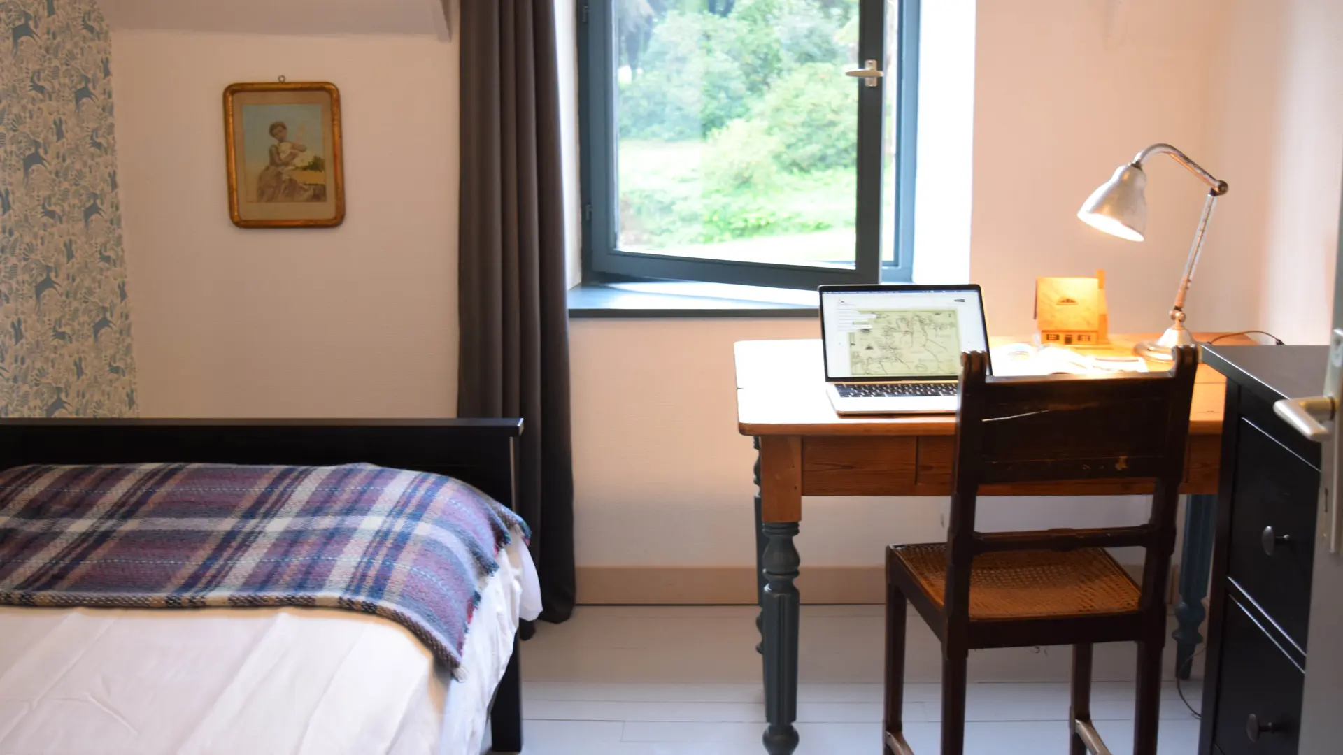 Chambre simple avec bureau au 1er de la Métairie