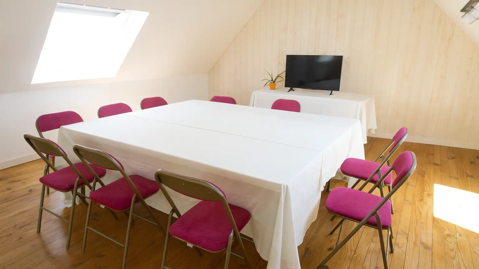 Salle-de-reunion-lumineuse-et-moderne--1-