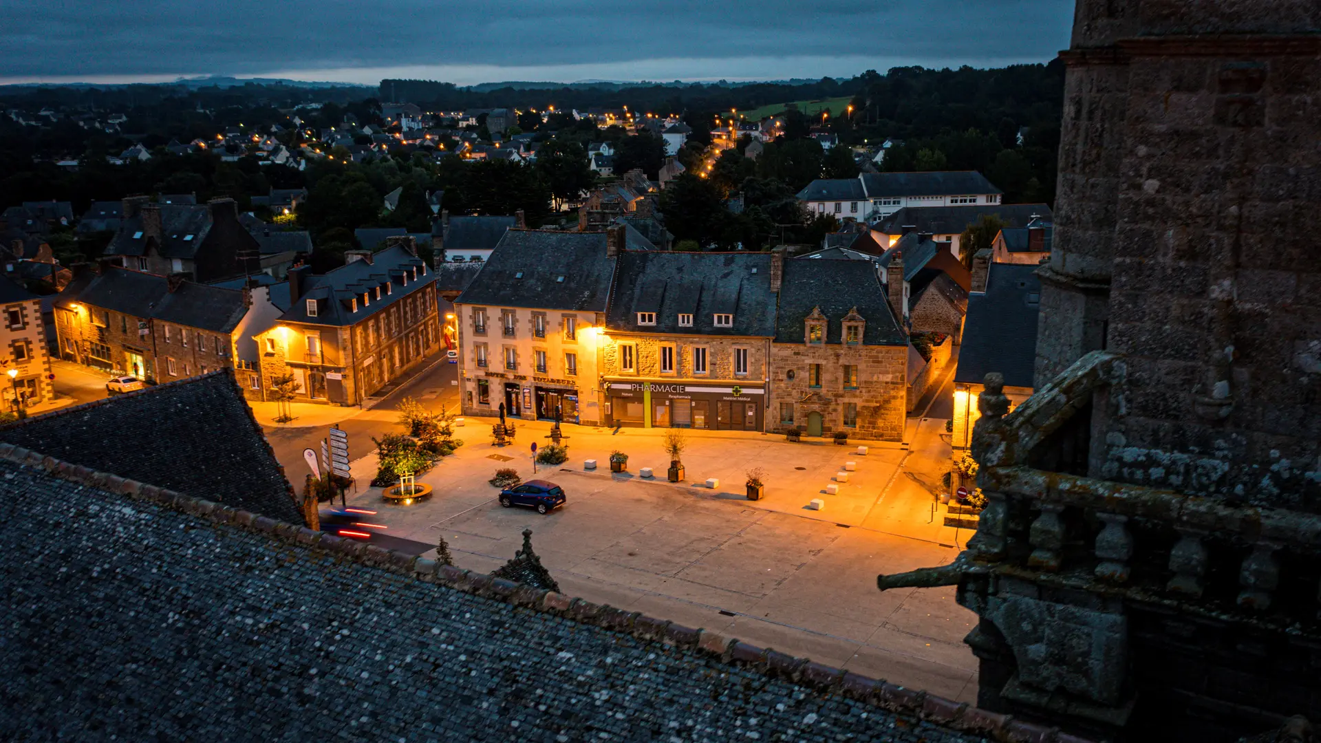 La place du marché à la nuit tombante