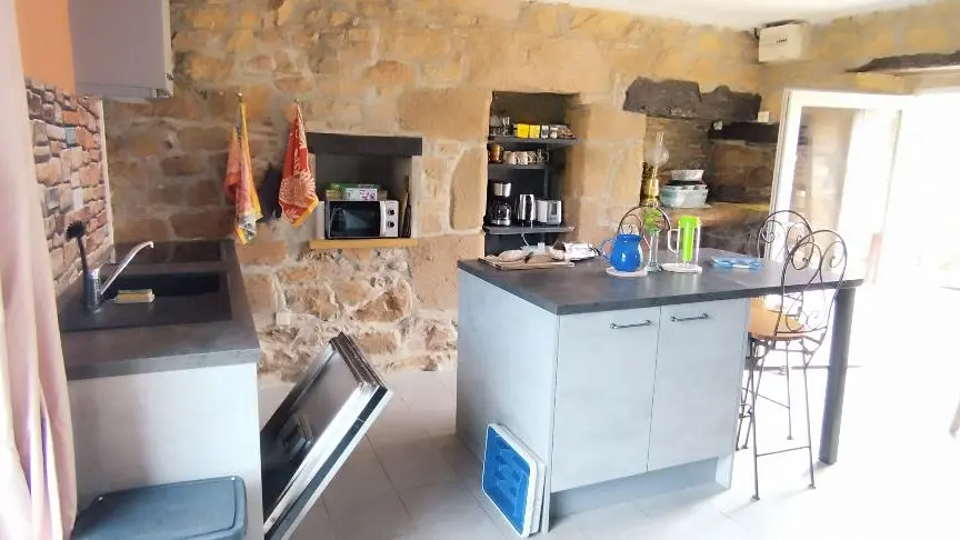 cuisine, lave vaisselle, porte fenétre donnant sur le jardin