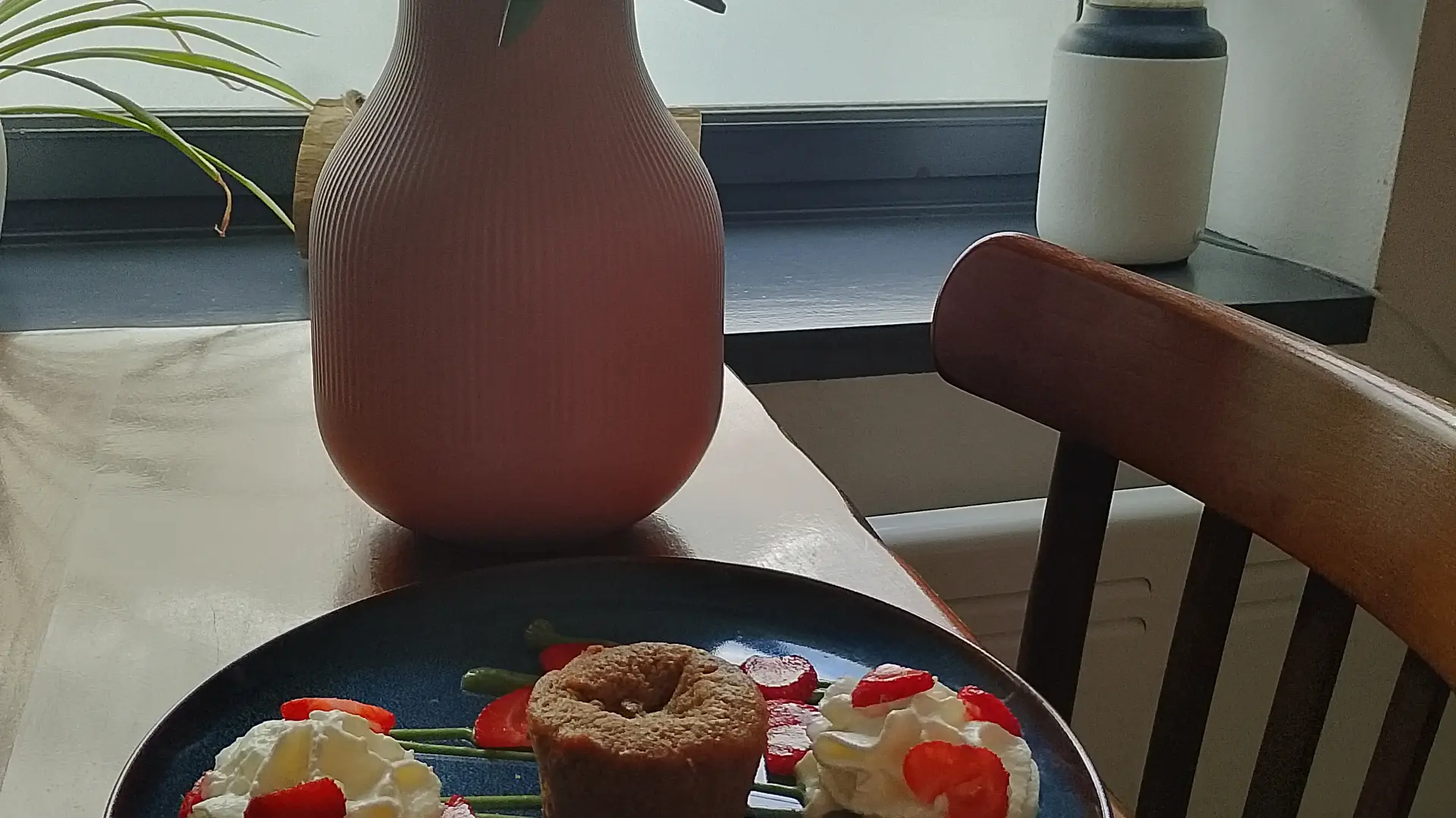 moelleux breton au blé noir,fraises et crème de pistaches (sur la carte d'été)