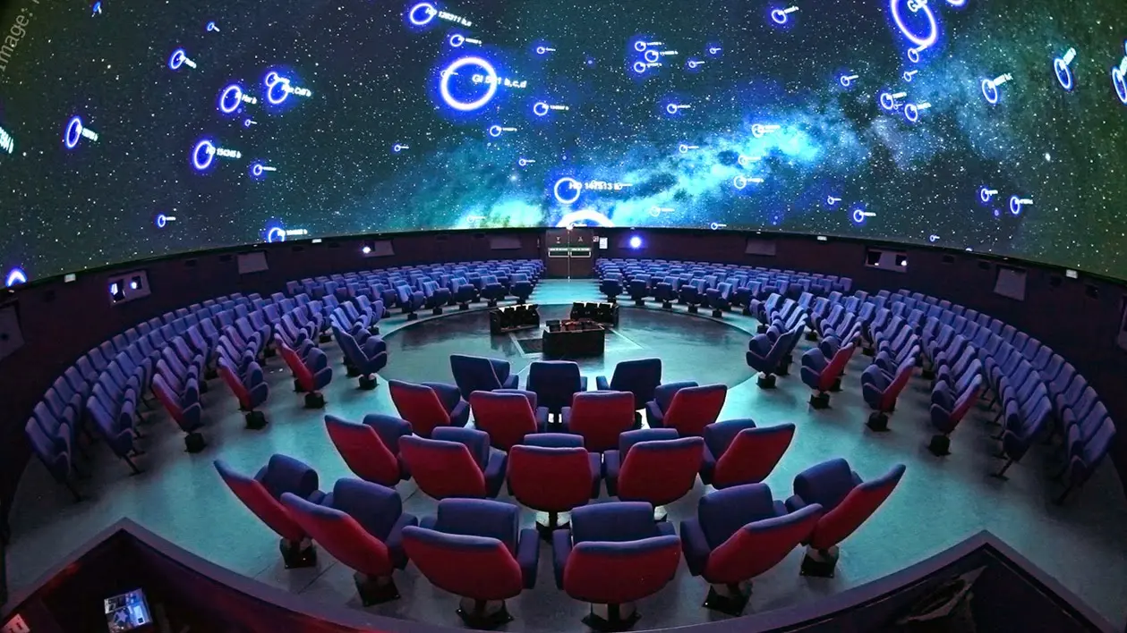 parc-du-radome-Planetarium-Bretagne-Salle-HD-B