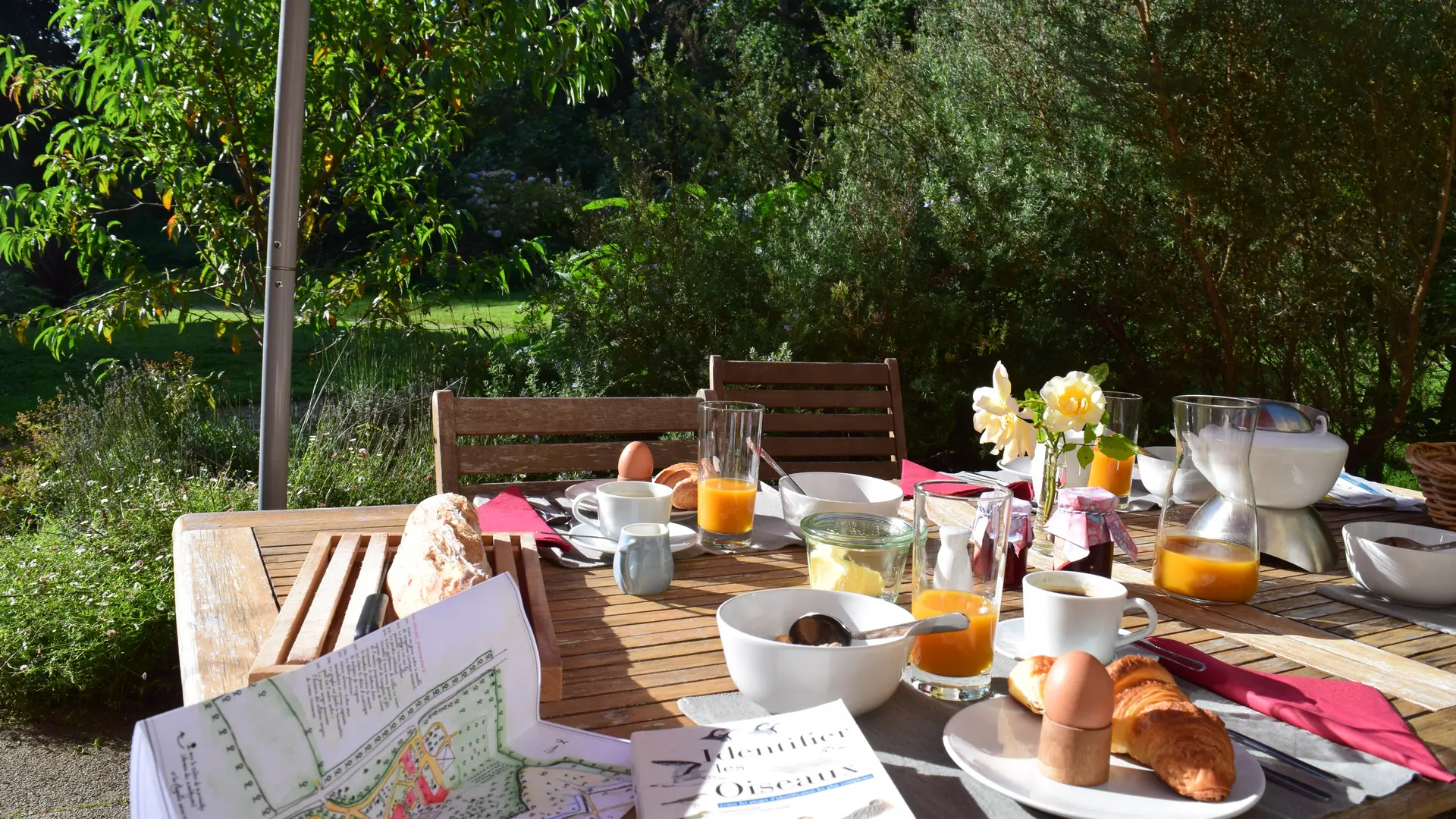 petit déjeuner en terrasse de la Métairie