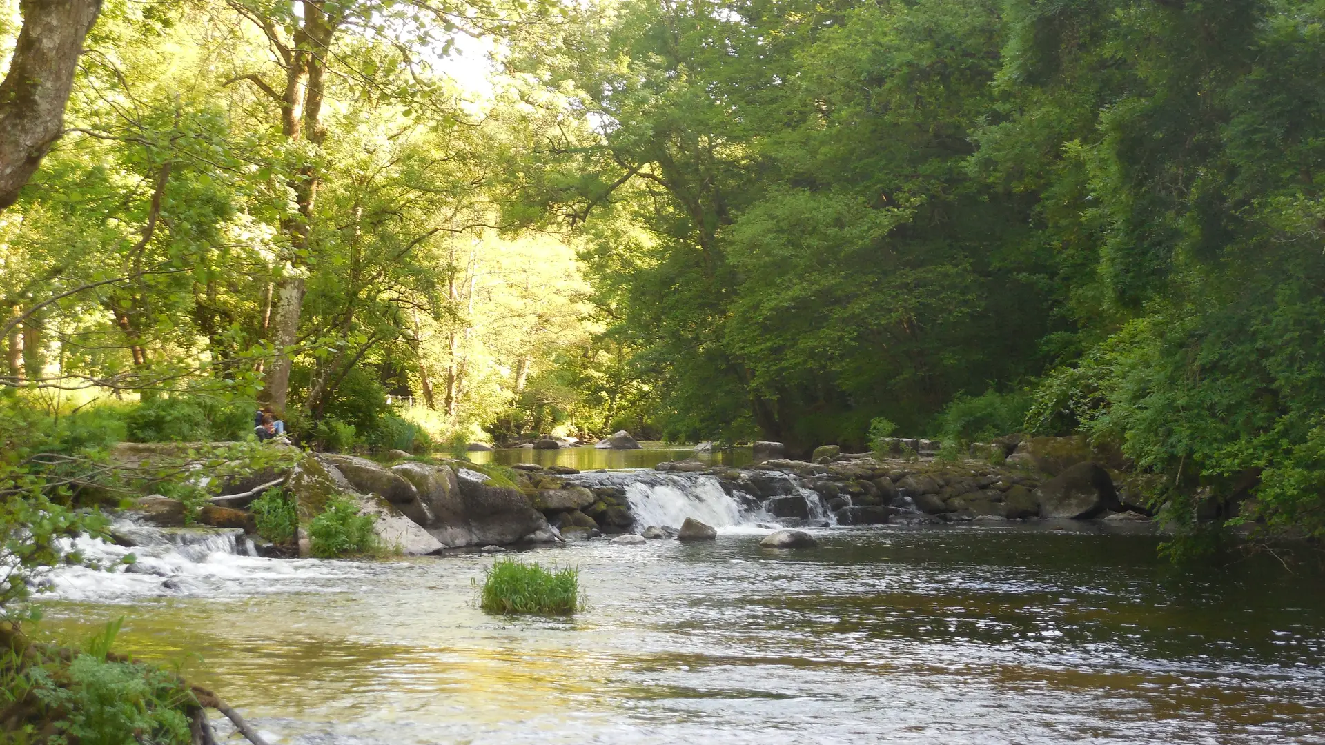 petite chute d'eau de la plage de Trégrom