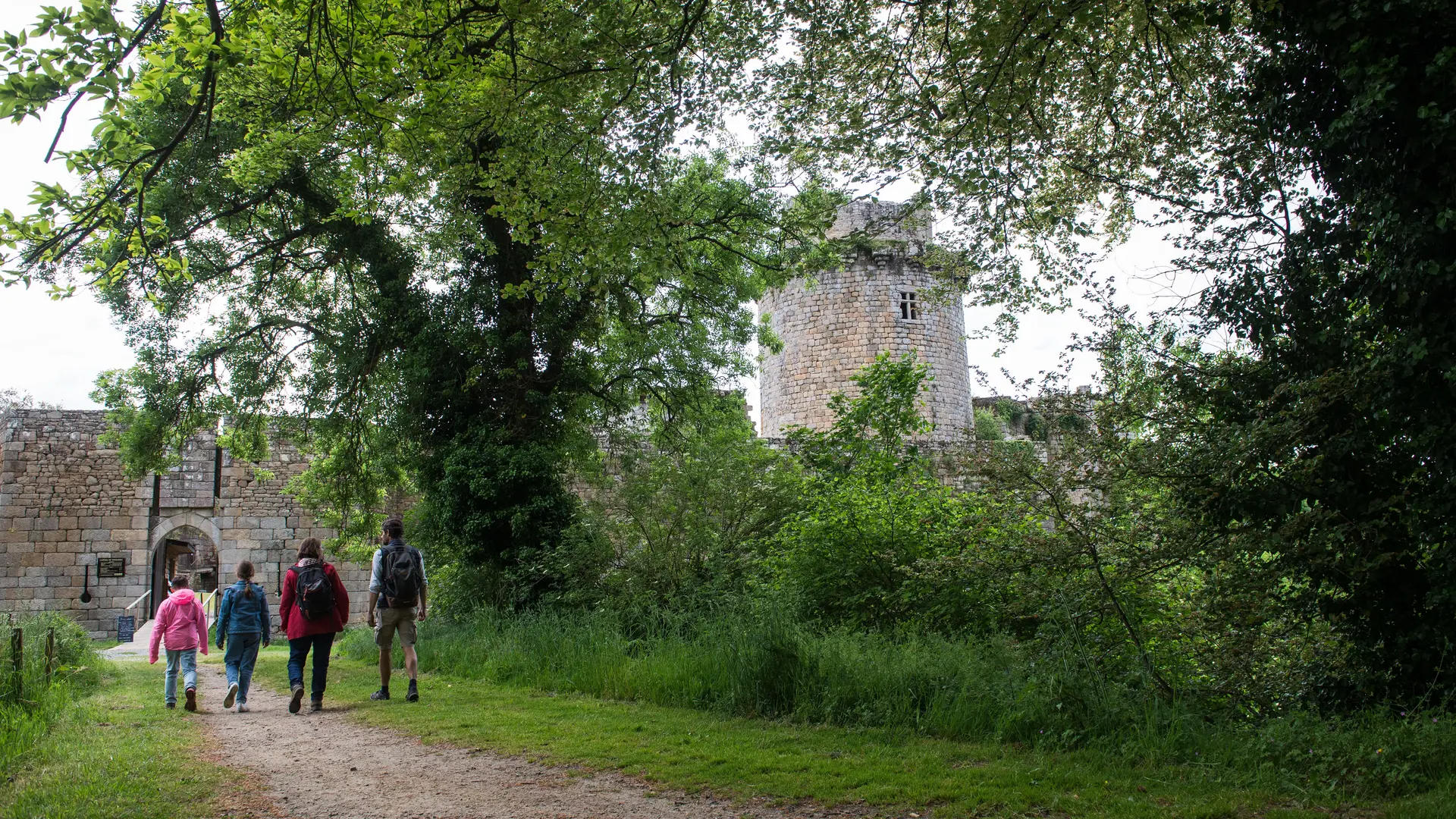 vers le château de Tonquédec