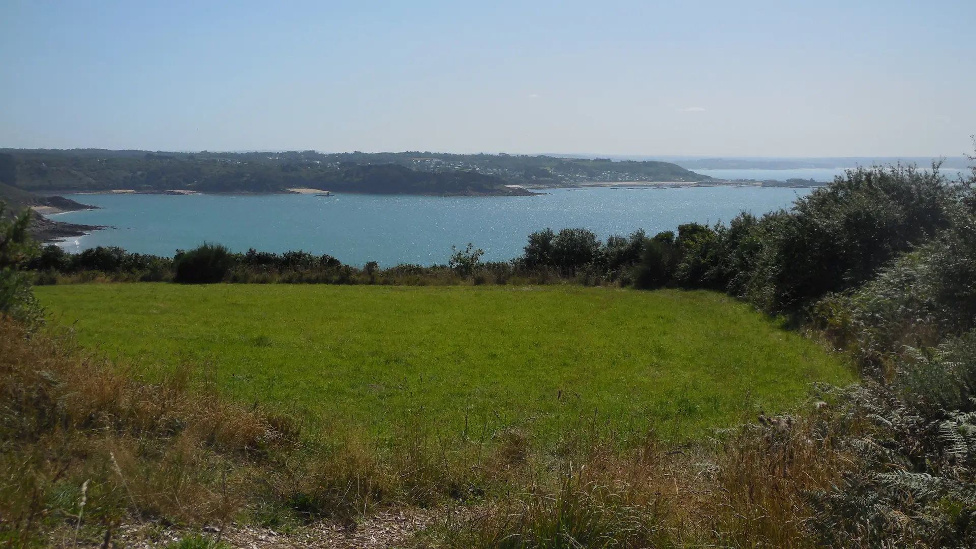 sentier au dessus des falaises de pors mabo