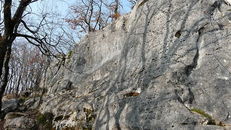 800px-Paussac_Vieux_Breuil_falaise_(2)