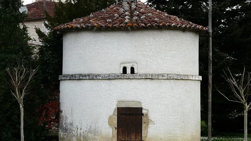 800px-Saint-Front-la-Rivière_pigeonnier_(1)