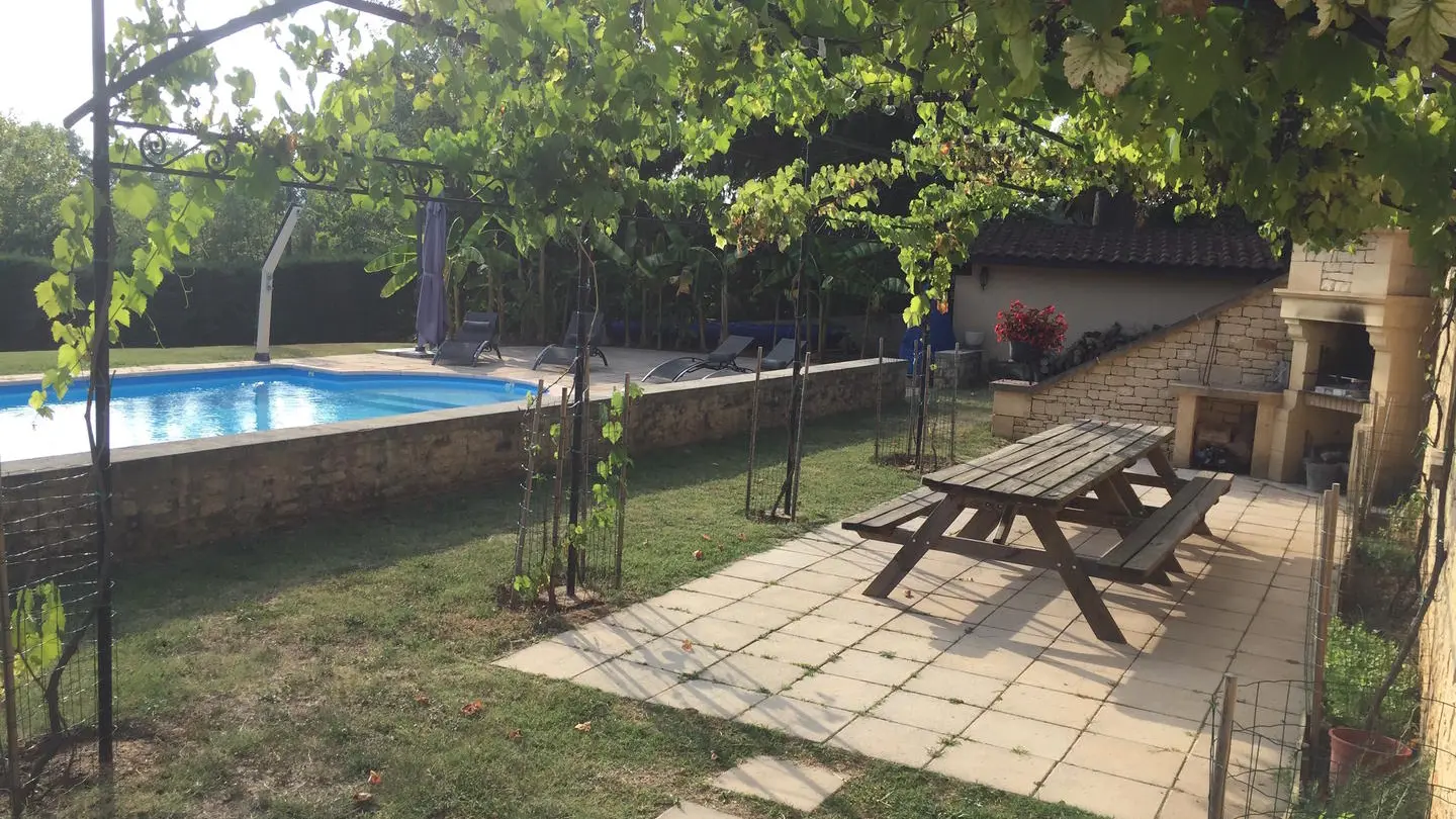 1-Exterieur-piscine-table-pique-nique---La Maison du Coq