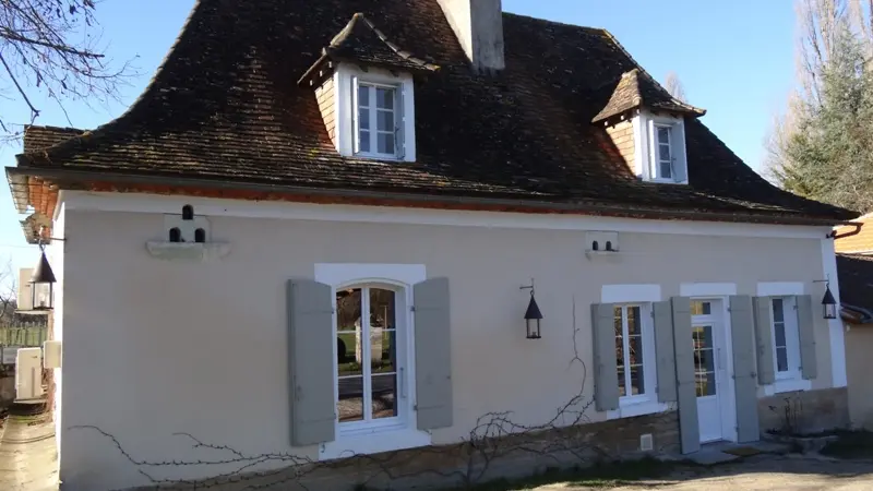 l'extérieur de la maison Périgourdine