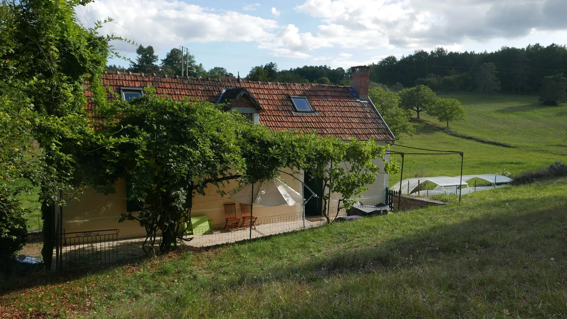 2 - Côté terrasse avec piscine