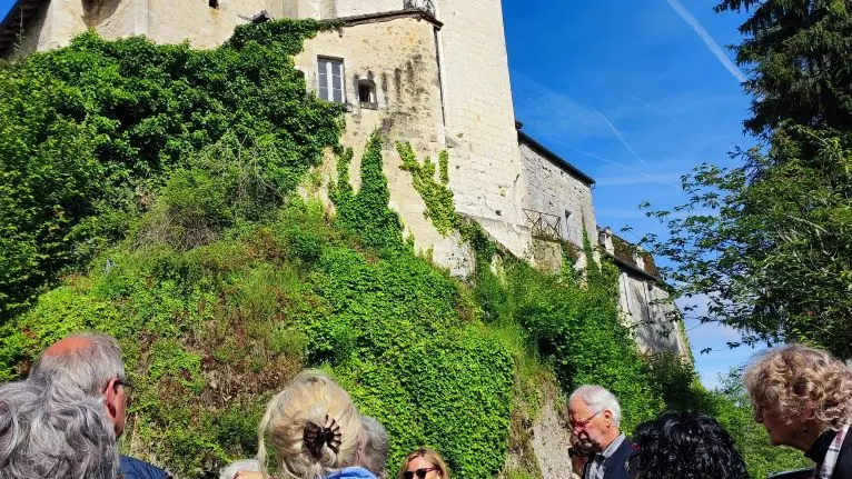 église bâtie sur le piton rocheux