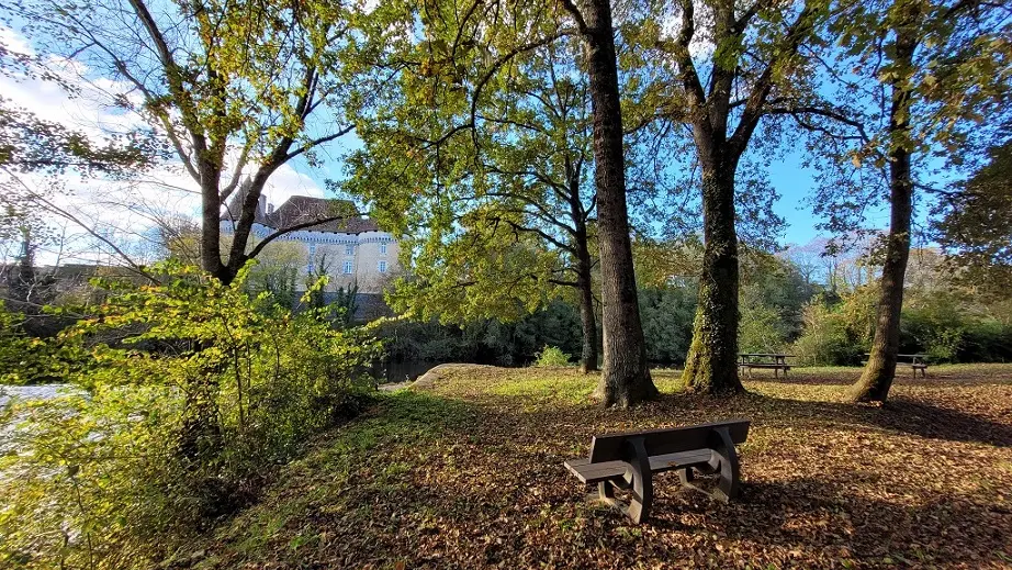 aire de pique-nique sur îlot de Mauriac