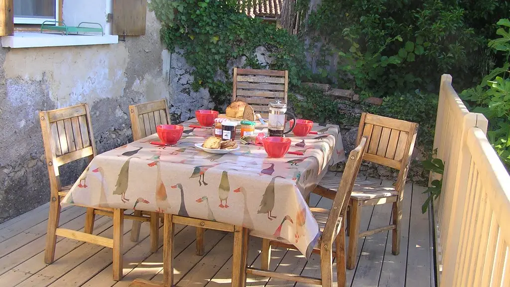 petit-déjeuner sur la terrasse en bois