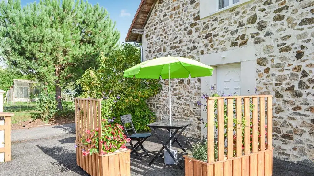 terrasse gite des rosiers puyregonde dordogne