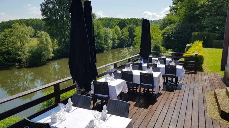 la terrasse du restaurant à l'arrière du château avec vue sur la rivière