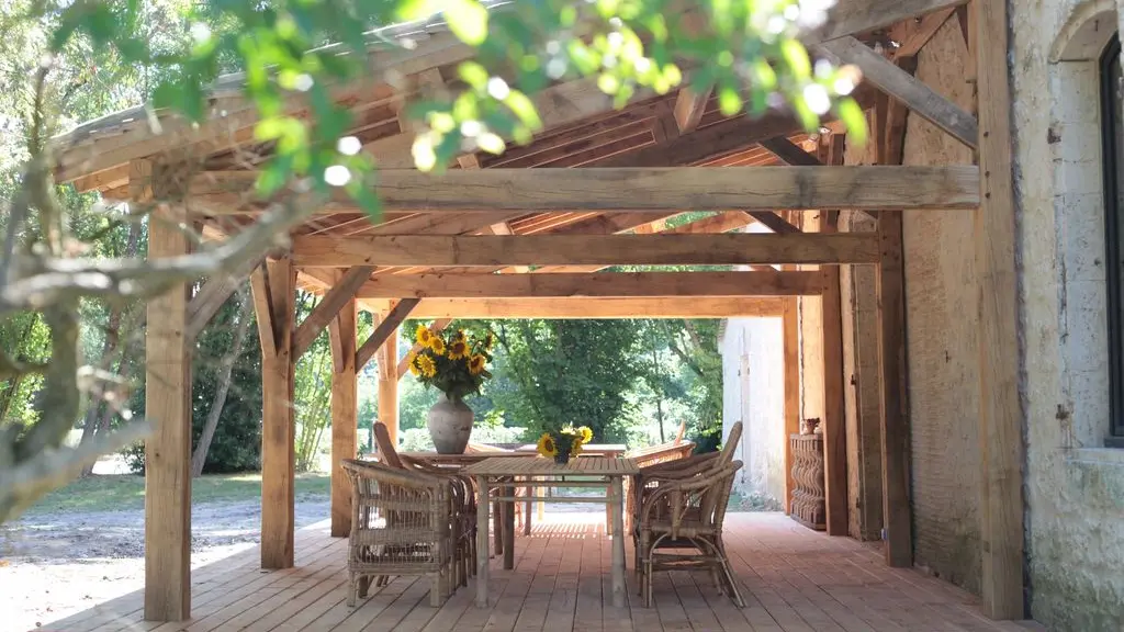 terrasse exterieure Clos des charmes gîte grande capacité Dordogne Périgord