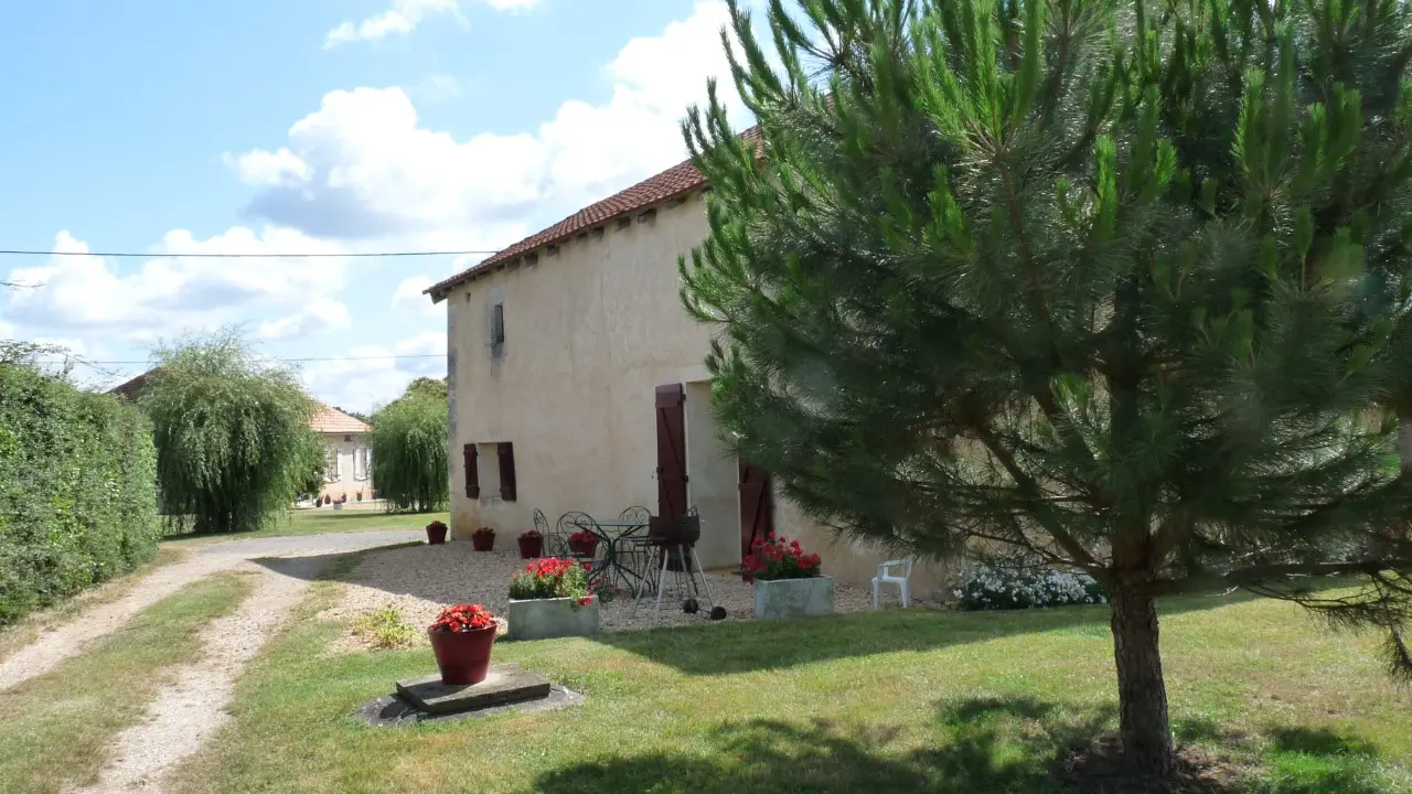 Facade du gîte Augusta et coin détente