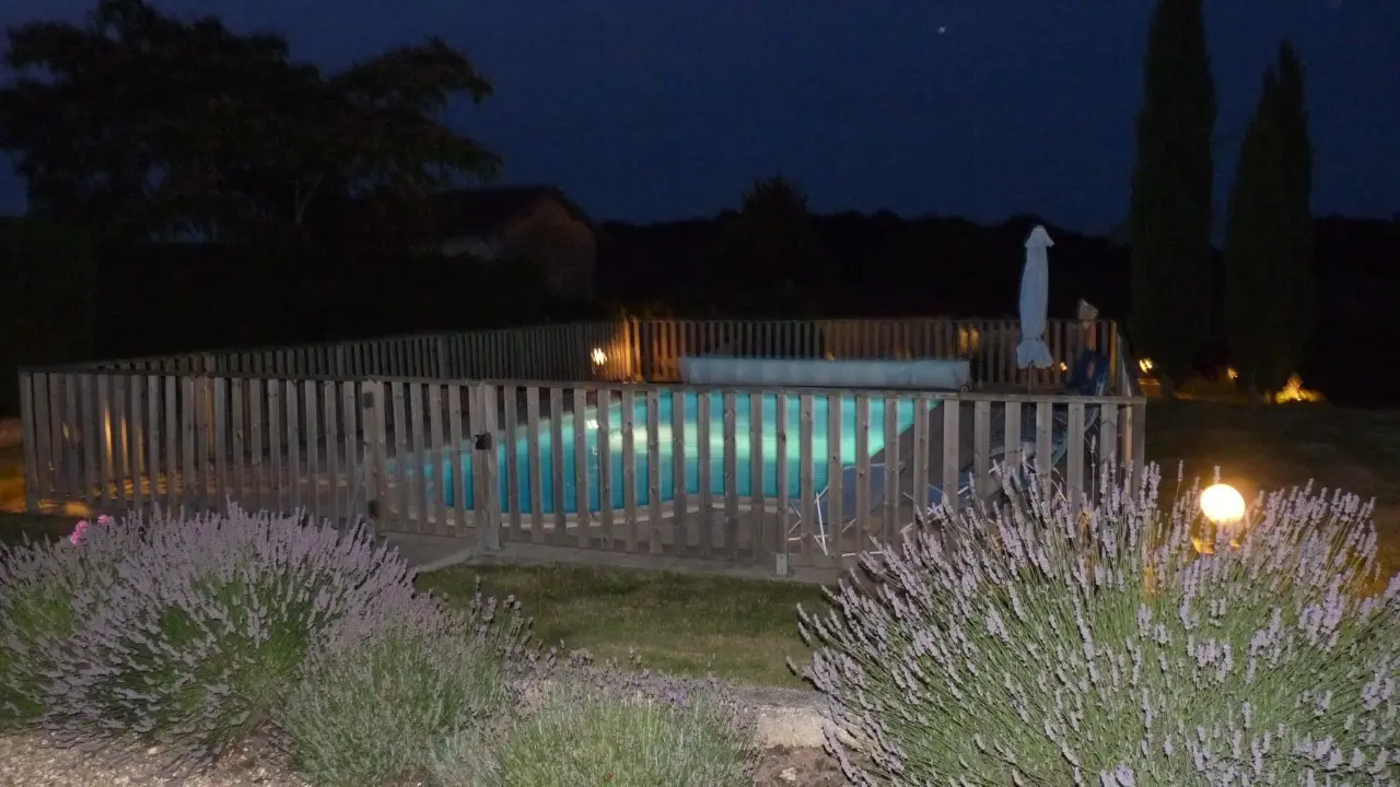 La piscine illuminée du domaine