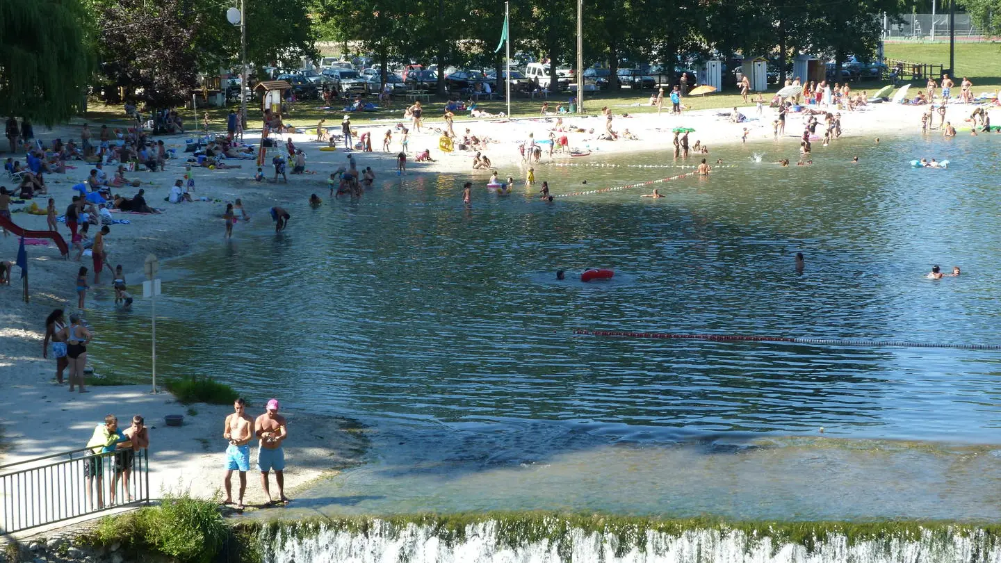 vue de l'ensemble de la plage avec baigneurs