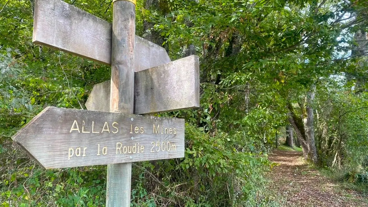 ALLAS-LES-MINES-Boucle de la Roudie-Chemin-Poteau